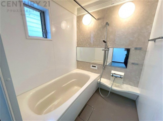 ユニットバスは省スペースでありながら、シンプルな設計と使いやすさを備え、簡便なメンテナンスが可能です。窓付きで換気にも便利です。またミラー・小物置き場もあり便利です。