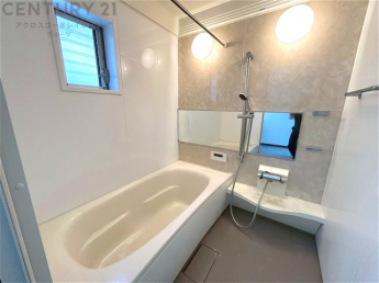 ユニットバスは省スペースでありながら、シンプルな設計と使いやすさを備え、簡便なメンテナンスが可能です。窓付きで換気にも便利です。またミラー・小物置き場もあり便利です。