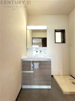 化粧品や洗顔料、歯ブラシなどの必需品をまとめて置ける収納スペースがあり、使用するたびに取り出す手間が省けます。また、水回りのため、濡れても大丈夫な素材が使用されており、お手入れが簡単です。