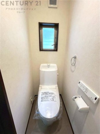 温水洗浄便座付トイレは温水洗浄機能により、暖かい水でおしりを洗浄することができ、冷たい水を使う従来の便座に比べ、温水洗浄機能で暖かいトイレを提供し、快適な使用を可能にします。