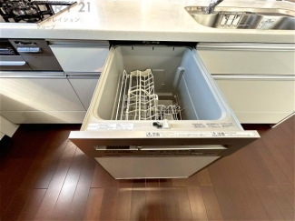 手洗いに比べて時間や労力を節約できることです。また、高温のお湯で洗浄されるため、雑菌や細菌を殺菌する効果もあります。さらに、乾燥機能があるため、手で拭く手間も省け衛生的に保管できます。