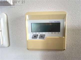 床暖房は、効率的な暖房システムであり、床からの温かさが快適な環境を提供します。床全体が均一に暖まり足元からの暖かさが感じられます。また空気の循環が少ないため、ホコリやアレルゲンの拡散を抑えます。