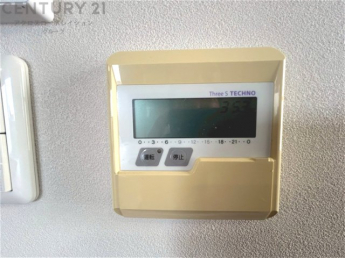 床暖房は、効率的な暖房システムであり、床からの温かさが快適な環境を提供します。床全体が均一に暖まり足元からの暖かさが感じられます。また空気の循環が少ないため、ホコリやアレルゲンの拡散を抑えます。