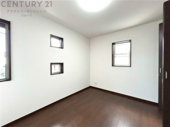 リラックスできるプライベート空間で、快適な睡眠をサポート。個人の好みに合わせたインテリアや寝具で心地良さを追求。プライベートな時間を過ごし、リフレッシュする場所におすすめです。