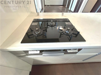 多数の調理器具を同時に使用でき、料理の効率化が可能。省エネで節約になり、様々な料理スタイルに適応できます。また、火力調整が独立しており、手入れや掃除もしやすく、今よりもっとお料理が楽しくなるかも。