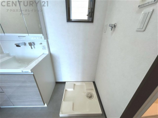 洗濯物の仕分け作業がしやすく、整理整頓が容易になります。洗濯音や湿気を他の部屋に持ち込まず、生活環境を快適に保ちます。上部を活用すれば収納スペースを確保でき洗剤や洗濯用品の整理もしやすくなります。