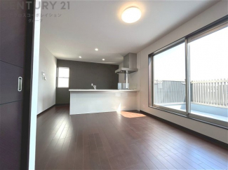 キッチン前のダイニングスペース　カウンターキッチンから料理の受け渡し等に便利です。ダイニングセットを置いても十分な広さを確保。