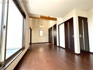 リビングダイニングは家族や友人とのコミュニケーションを楽しむ場所でくつろぎながら食事や会話を楽しめ、多目的に利用できリラックスできる空間です。家庭内の中心として機能し、快適な生活をサポートします。