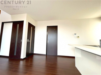 キッチン前のダイニングスペース　カウンターキッチンから料理の受け渡し等に便利です。ダイニングセットを置いても十分な広さを確保。