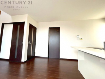 キッチン前のダイニングスペース　カウンターキッチンから料理の受け渡し等に便利です。ダイニングセットを置いても十分な広さを確保。