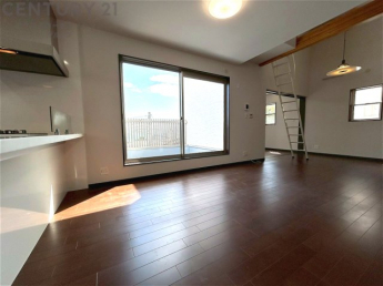 キッチン前のダイニングスペース　カウンターキッチンから料理の受け渡し等に便利です。ダイニングセットを置いても十分な広さを確保。