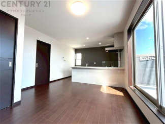 キッチン前のダイニングスペース　カウンターキッチンから料理の受け渡し等に便利です。ダイニングセットを置いても十分な広さを確保。