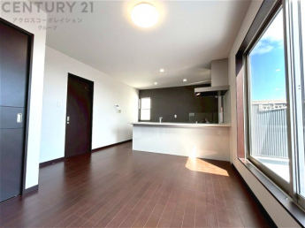 キッチン前のダイニングスペース　カウンターキッチンから料理の受け渡し等に便利です。ダイニングセットを置いても十分な広さを確保。