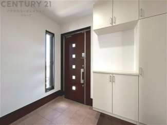 玄関収納付きの玄関です　家族皆様の履物をしっかり収納できます