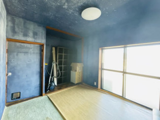 落ち着いた色調の洋室です