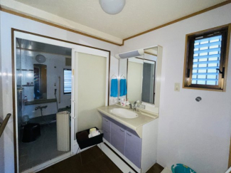 独立洗面化粧台が付いています