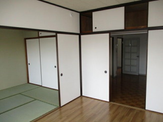 洋室と和室の間仕切り襖を外して広々居室として使用可能