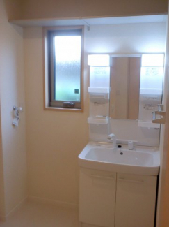 シャワー付き洗面台です。窓もありますよ