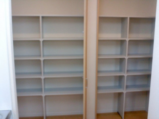 キッチン横にある収納です。いろいろと収納できそうですね