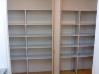 キッチン横にある収納です。いろいろと収納できそうですね