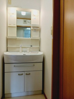 明るい洗面所です