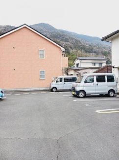 駐車場があるので、車を買う予定の方も安心です