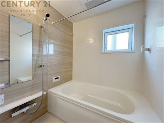 ユニットバスは省スペースでありながら、シンプルな設計と使いやすさを備え、簡便なメンテナンスが可能です。窓付きで換気にも便利です。またミラー・小物置き場もあり便利です。