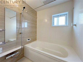 ユニットバスは省スペースでありながら、シンプルな設計と使いやすさを備え、簡便なメンテナンスが可能です。窓付きで換気にも便利です。またミラー・小物置き場もあり便利です。