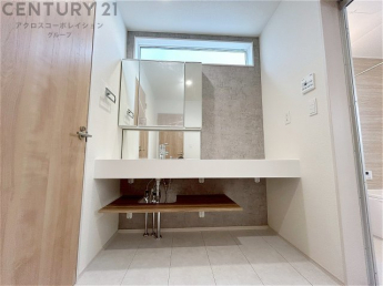 化粧品や洗顔料、歯ブラシなどの必需品をまとめて置ける収納スペースがあり、使用するたびに取り出す手間が省けます。また、水回りのため、濡れても大丈夫な素材が使用されており、お手入れが簡単です。