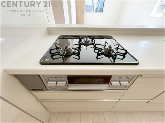 多数の調理器具を同時に使用でき、料理の効率化が可能。省エネで節約になり、様々な料理スタイルに適応できます。また、火力調整が独立しており、手入れや掃除もしやすく、今よりもっとお料理が楽しくなるかも。