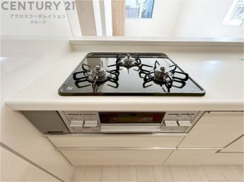 多数の調理器具を同時に使用でき、料理の効率化が可能。省エネで節約になり、様々な料理スタイルに適応できます。また、火力調整が独立しており、手入れや掃除もしやすく、今よりもっとお料理が楽しくなるかも。