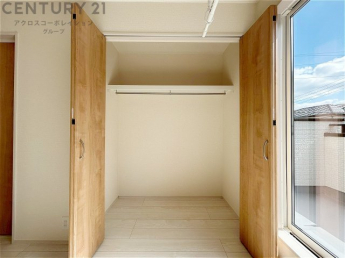 衣類やアクセサリー、小物類の収納が便利で整理整頓がしやすく、部屋の美観を保ちつつ、スペースを最大限に活用できます。衣服のしわやダメージを防ぎ、長持ちさせることができます。