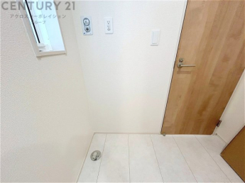 洗濯物の仕分け作業がしやすく、整理整頓が容易になります。洗濯音や湿気を他の部屋に持ち込まず、生活環境を快適に保ちます。上部を活用すれば収納スペースを確保でき洗剤や洗濯用品の整理もしやすくなります。