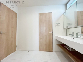 衣服の収納や脱ぎ着や整理整頓がしやすく、湿った衣類を乾燥させるスペースがありカビや臭いの発生を防ぎます。床の汚れを他の部屋に持ち込まず清潔を保つことができます。また快適な入浴環境の整備にも役立ちます。