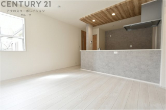 キッチン前のダイニングスペース　カウンターキッチンから料理の受け渡し等に便利です。ダイニングセットを置いても十分な広さを確保。