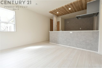 キッチン前のダイニングスペース　カウンターキッチンから料理の受け渡し等に便利です。ダイニングセットを置いても十分な広さを確保。