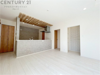 キッチン前のダイニングスペース　カウンターキッチンから料理の受け渡し等に便利です。ダイニングセットを置いても十分な広さを確保。