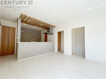 キッチン前のダイニングスペース　カウンターキッチンから料理の受け渡し等に便利です。ダイニングセットを置いても十分な広さを確保。