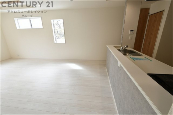 キッチン前のダイニングスペース　カウンターキッチンから料理の受け渡し等に便利です。ダイニングセットを置いても十分な広さを確保。