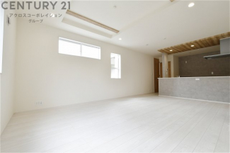 リビングダイニングは家族や友人とのコミュニケーションを楽しむ場所でくつろぎながら食事や会話を楽しめ、多目的に利用できリラックスできる空間です。家庭内の中心として機能し、快適な生活をサポートします。