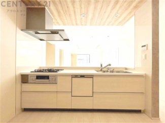 シンプルなデザインと使いやすさを兼ね備えた対面式システムキッチンは、効率的な作業スペースを提供し、家族やゲストとのコミュニケーションを促進します。