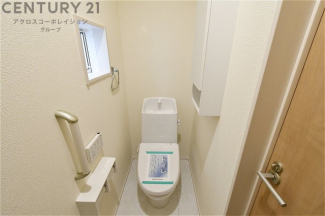 温水洗浄便座付トイレは温水洗浄機能により、暖かい水でおしりを洗浄することができ、冷たい水を使う従来の便座に比べ、温水洗浄機能で暖かいトイレを提供し、快適な使用を可能にします。