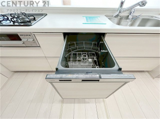 手洗いに比べて時間や労力を節約できることです。また、高温のお湯で洗浄されるため、雑菌や細菌を殺菌する効果もあります。さらに、乾燥機能があるため、手で拭く手間も省け衛生的に保管できます。