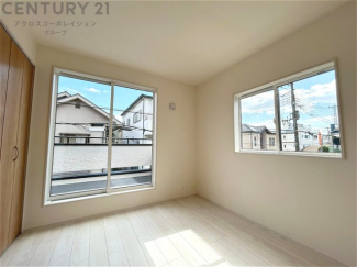 明るい色合いのフローリングとクロスを使用した洋室は家具やインテリアとも調和しやすく空間が広く感じられ開放感を生み出します。自然光を効果的に反射し、室内を明るく保つため、日中の照明使用を抑えられます。