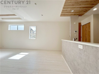 キッチン前のダイニングスペース　カウンターキッチンから料理の受け渡し等に便利です。ダイニングセットを置いても十分な広さを確保。