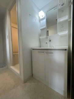 清潔感溢れるスタイリッシュなデザインの洗面化粧台です