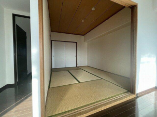 リビングと一体利用可能な和室です