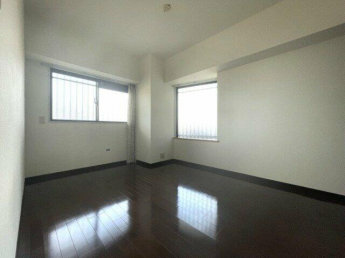 窓が2箇所あり明るい北東洋室です