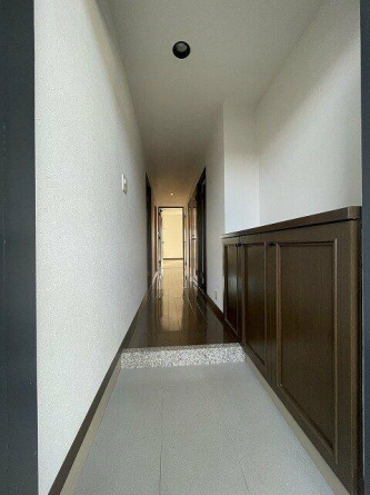 玄関側から撮影した廊下です