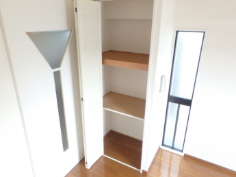 住空間を広々使える収納付きです